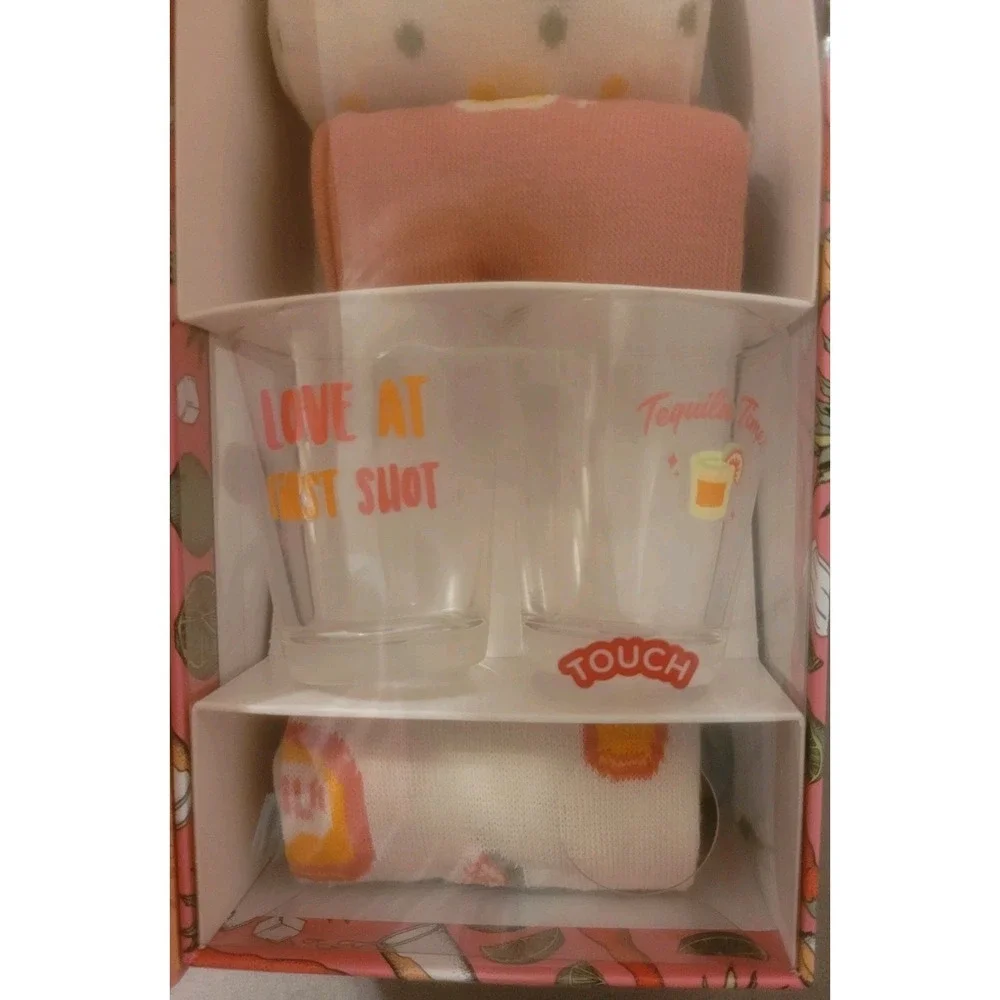 Picante Chica Tequila Gift Set 4 Pairs Socks Size 5-10 + 2-2oz Shot Glasses NWB‎